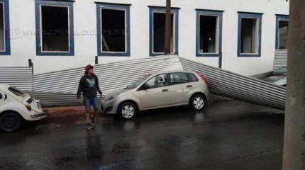 Veículos foram atingidos por tapume de lata que protege entorno de museu