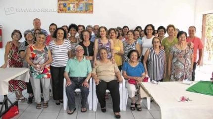 Voluntários reunidos durante café da tarde em homenagem ao trabalho que realizam no Abrigo; ao lado, Maria Aparecida Secco cuida das unhas de uma das moradoras durante a segunda-feira