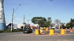 Na quarta-feira (17), dois postes foram removidos do trecho da rotatória que se encontra em obras