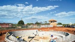 A arquibancada da arena, que integra o projeto de revitalização, se encontra em fase de construção
