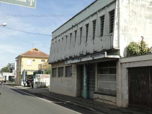 Uma das principais escolas da Cidade Azul, o colégio foi referência nacional no ensino profissional e deixou marcas inesquecíveis em alunos, professores e funcionários