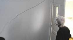 Uma das moradores aponta as rachaduras que “brotaram” nas paredes em quarteirão lindeiro ao Daae de Rio Claro