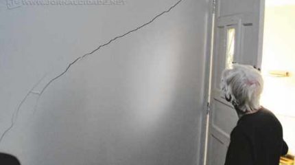 Uma das moradores aponta as rachaduras que “brotaram” nas paredes em quarteirão lindeiro ao Daae de Rio Claro