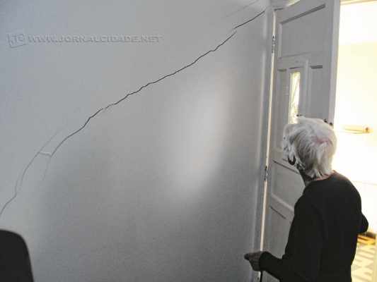 Uma das moradores aponta as rachaduras que “brotaram” nas paredes em quarteirão lindeiro ao Daae de Rio Claro