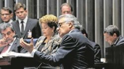 Ao fundo, a presidente Dilma Rousseff, do Partido dos Trabalhadores, durante sessão no Senado (foto: Edilson Rodrigues/Agência Senado)