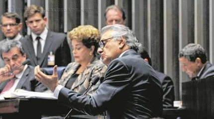 Ao fundo, a presidente Dilma Rousseff, do Partido dos Trabalhadores, durante sessão no Senado (foto: Edilson Rodrigues/Agência Senado)