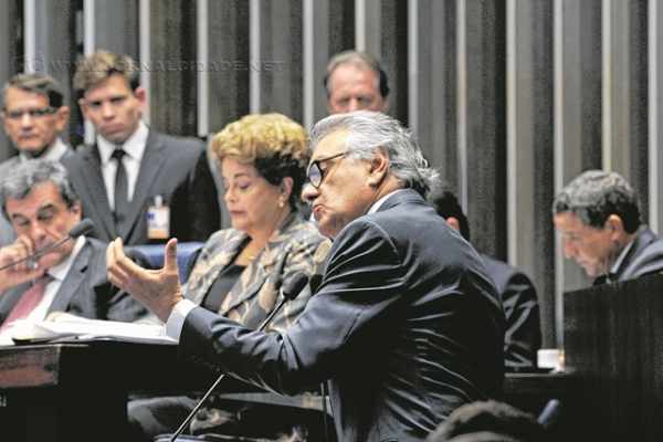 Ao fundo, a presidente Dilma Rousseff, do Partido dos Trabalhadores, durante sessão no Senado (foto: Edilson Rodrigues/Agência Senado)