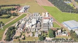 Na foto, vista aérea da planta fabril da SI Group Crios Resinas S/A, indústria química presente há mais de 30 anos na cidade de Rio Claro