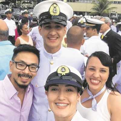 Edval [no centro] com o capitão Shereder e as colegas de equipe Talisca Reis e Carmen Pigozzi