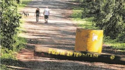 Para sinalizar que a ponte está interditada, foram colocados um tronco e um objeto de concreto para impedir a passagem de veículos