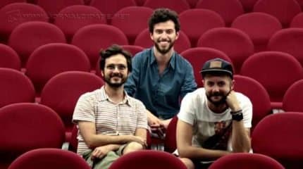 Raul Freitas, iluminador e maquiador, Léo Moita, ator, diretor e dramaturgo, e Felipe Custódio, ator, figurinista e produtor cultural