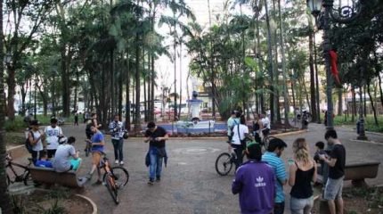 A nova mania entre os adolescentes é o game Pokémon GO, que tem levado a todos para as praças da cidade