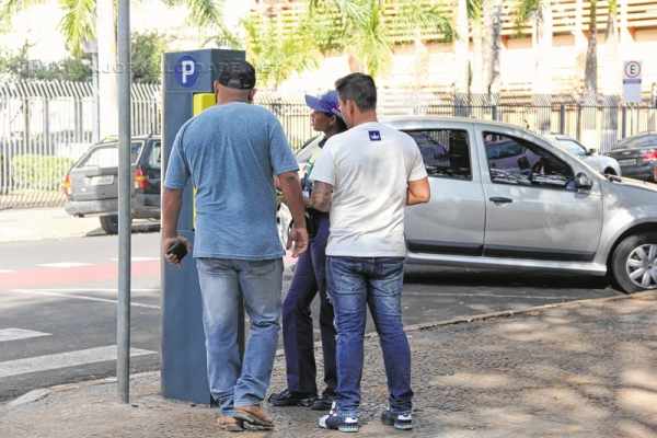 Mais de 900 vagas para veículos estão espalhadas pela região central de Rio Claro. São 40 parquímetros à disposição dos usuários