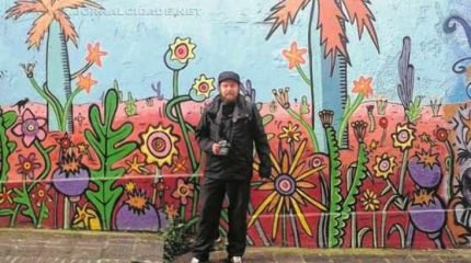 O artista rio-clarense é artista visual com pesquisa em artes plásticas, cinema e fotografia