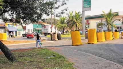 Estruturas de concreto foram colocadas pela administração em entrada de nova via aberta onde há uma praça no trecho da rotatória
