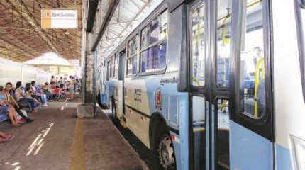 Usuários do transporte coletivo podem retirar folhetos com os novos horários na antiga Estação