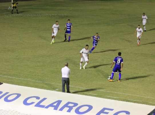 DOMÍNIO! No primeiro embate contra o São Carlos, o Azulão derrotou o time de Sanca por 3X0 com gols de Nata, Samuel e Medina