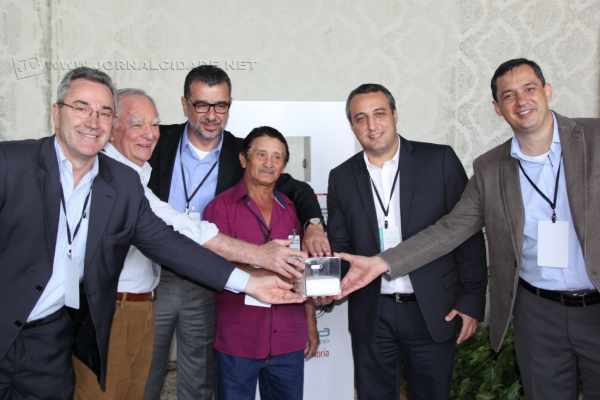 Vanderlei Niehues, Francisco Fiorotto, Armando Ennes, José Mário, Paulo Miri e Renato Cerri com a nova cápsula do tempo