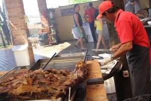 “Churrascódromo” oferece durante o almoço ostela de chão, porco no rolete, carneiro no buraco, tudo sendo assado na hora