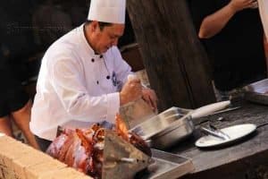 “Churrascódromo” oferece durante o almoço ostela de chão, porco no rolete, carneiro no buraco, tudo sendo assado na hora