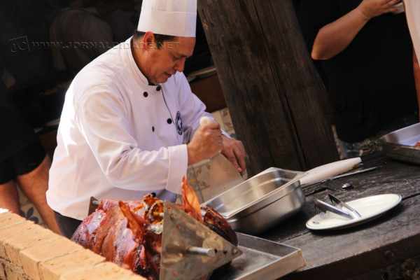 “Churrascódromo” oferece durante o almoço ostela de chão, porco no rolete, carneiro no buraco, tudo sendo assado na hora