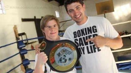 Aluno com Síndrome de Down destaca-se no boxe com direito à conquista de cinturão em torneio