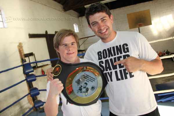 Aluno com Síndrome de Down destaca-se no boxe com direito à conquista de cinturão em torneio