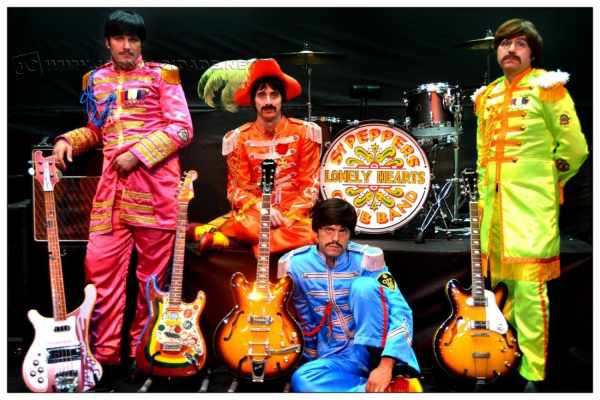 A banda é formada por Tico Giacomi (Ringo Starr), Gustavo Gazana (George Harrison), Mauricio Gomes (Paul McCartney) e Newton Junior (John Lennon); apresentação acontece no Centro Cultural