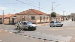 Motoristas podem ser multados por fazerem conversões proibidas em trecho da Avenida 24-A no cruzamento com a Rua 12-A