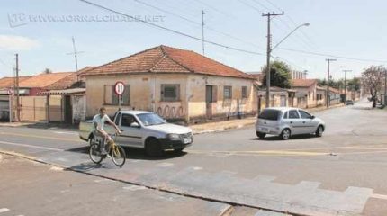 Motoristas podem ser multados por fazerem conversões proibidas em trecho da Avenida 24-A no cruzamento com a Rua 12-A