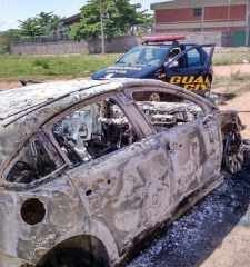 Quando a Guarda chegou ao local - Avenida 12 no Jd. Brasília - carro estava totalmente queimado