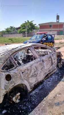 Quando a Guarda chegou ao local - Avenida 12 no Jd. Brasília - carro estava totalmente queimado