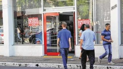 No Brasil, 12.008 unidades aderiram à mobilização. Sindicato e Fenaban ainda não chegaram a um acordo para terminar a greve