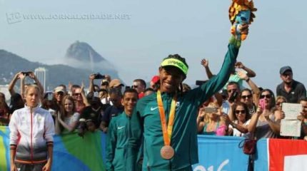 Paratleta Edneusa de Jesus Santos Dorta, moradora no município há mais de trinta anos, leva o nome da Cidade Azul para o Rio