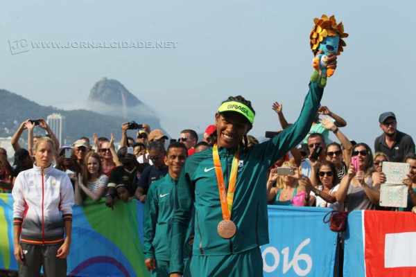 Paratleta Edneusa de Jesus Santos Dorta, moradora no município há mais de trinta anos, leva o nome da Cidade Azul para o Rio
