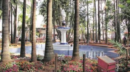 Os canteiros do Jardim Público também receberam cuidados e o plantio de novas mudas