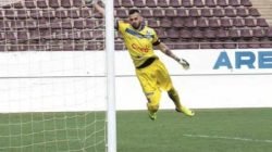 O Azulão figura no topo da tabela com dezenove pontos acumulados em oito jogos.Na foto, defesa do goleiro do Galo Azul (Foto: Tetê Viviani)