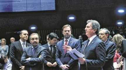 O senador Fernando Collor reclama de adoção de medida diferente do que aconteceu no seu caso (foto: Geraldo Magela/ Ag. Senado)