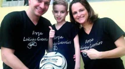 Pai de Lukinha, Marcelo de Almeida cuida do filho, e a mãe, Kilza Item de Almeida, cuida de Livia, irmã de Lucas, que acabou de nascer