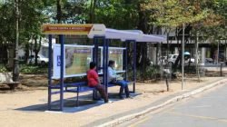 Usuários do transporte em ponto de ônibus na Rua 2, Centro. À direita, cobertura instalada recentemente na Pça. da Liberdade