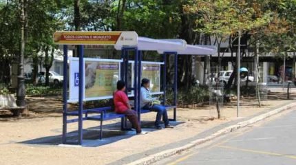 Usuários do transporte em ponto de ônibus na Rua 2, Centro. À direita, cobertura instalada recentemente na Pça. da Liberdade