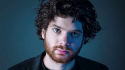 Destaque da nova geração da MPB, o cantor e compositor lança seu segundo álbum de canções autorais, com influências de samba, soul, rock, choro e jazz. (Foto: Paulo Bueno)