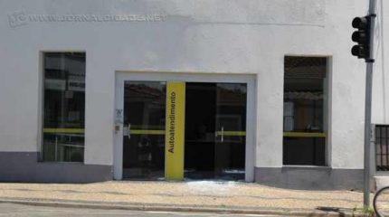 A região já foi liberada, mas ainda há estilhaços de vidro no local