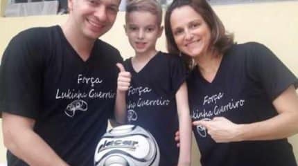 Lukinha juntamente com seus pais Marcelo e Kilza de Almeida