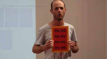 José Roberto Sechi em recital performático no espaço Peras del Olmo, em Buenos Aires, Argentina (foto: Peras del Olmo)