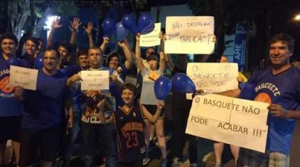 Na noite dessa quinta-feira (28), torcedores estiveram em frente ao Ginásio para pedir a continuidade do time