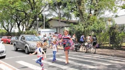 Segundo mães de crianças, no horário de entrada dos alunos, por volta das 7h, o local é muito perigoso por conta da ação de motoristas