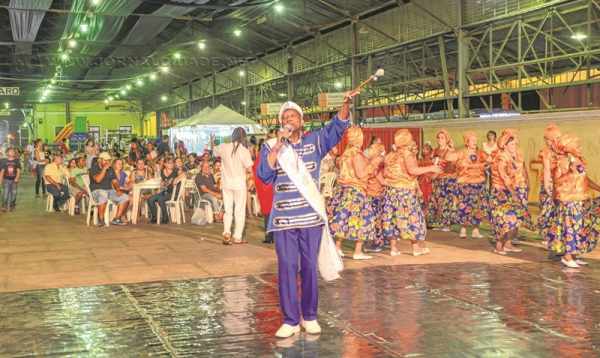 Diversos grupos de dança realizam apresentações de acordo com as regiões dos países durante os três dias de festa na Estação