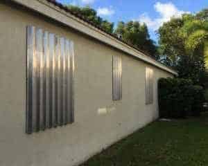 A casa de Karina está protegida com placas de alumínio