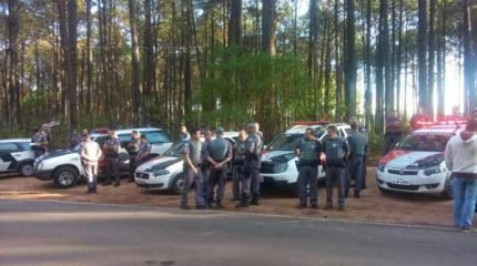 Autoridades concentradas na entrada de área de proteção ambiental em Itirapina (Foto: Alex Silva)